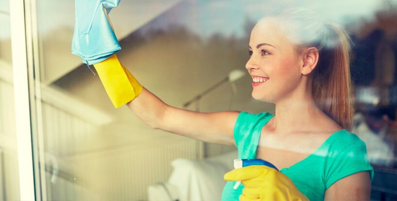 Σκούπισμα παραθύρων από τη σκόνη